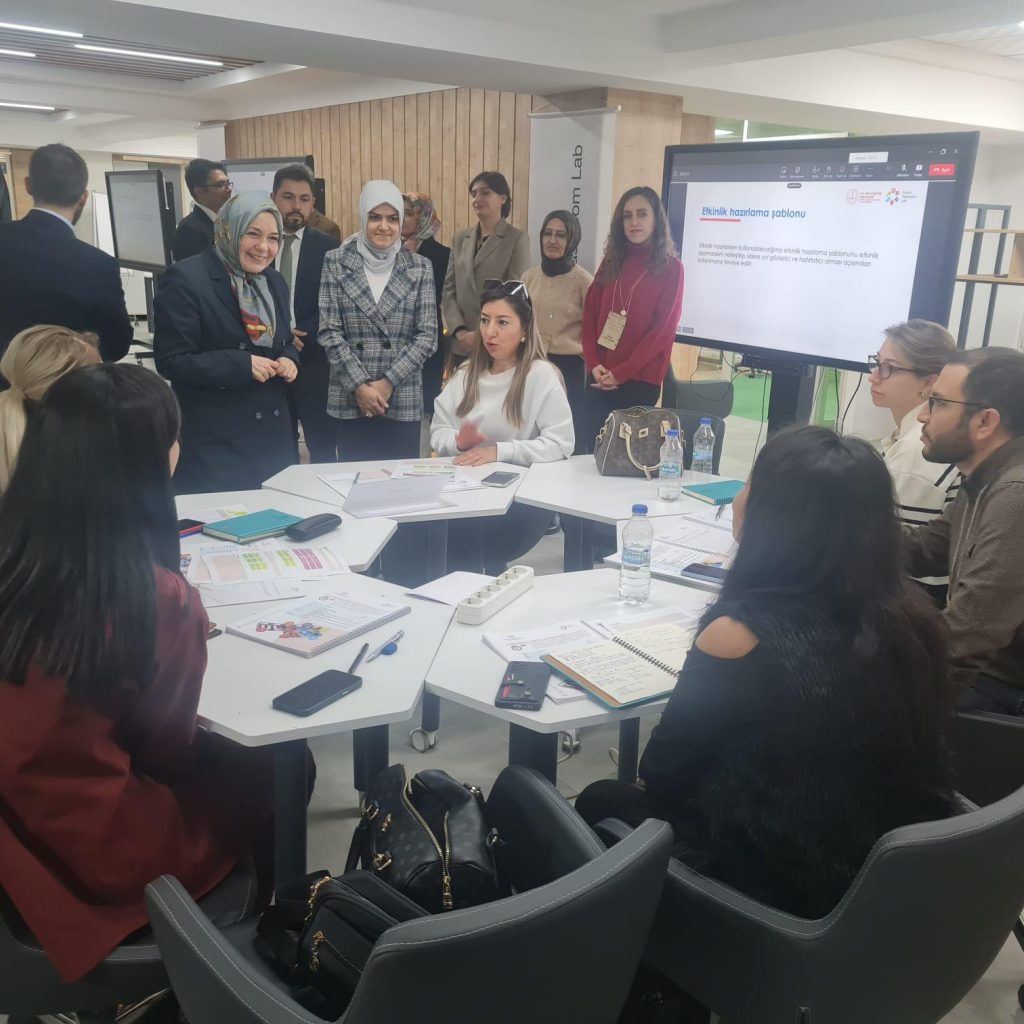 “Yenilikçi Öğrenme Alanlarında Aktif Öğrenme ve İngilizce Öğretimi Çalıştayı” Eğitim Teknolojileri Kuluçka ve İnovasyon Merkezi’nde (ETKİM) düzenlendi.