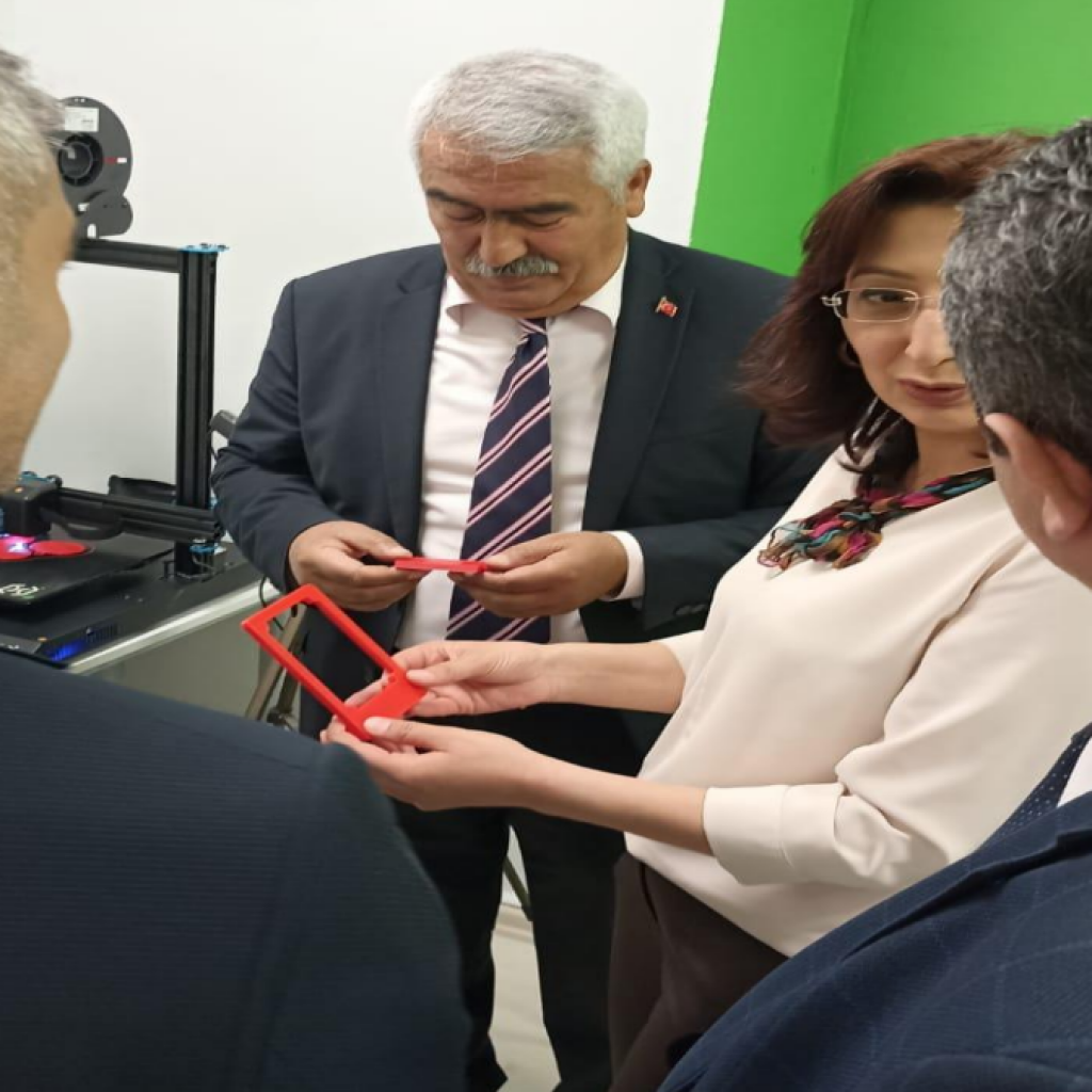 Ankara Mamak Ticaret Odası Ortaokulu Geleceğin Sınıfı Laboratuvarı açılışı gerçekleştirildi.