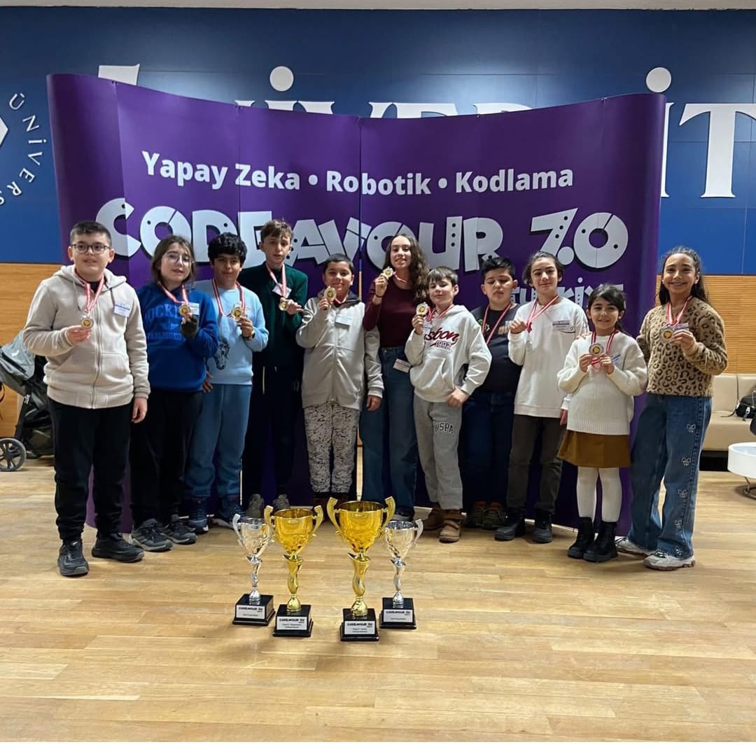 Yenilikçi Sınıfla Robotik Kodla: Ulusal ve Uluslararası Başarıya Uzanan Yolculuk