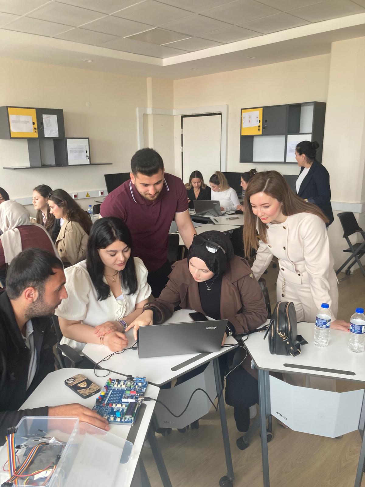 Yenilikçi Sınıflar ve Yenilikçi Sınıf Teknolojileri İle STEM Eğitimi Çalıştayı