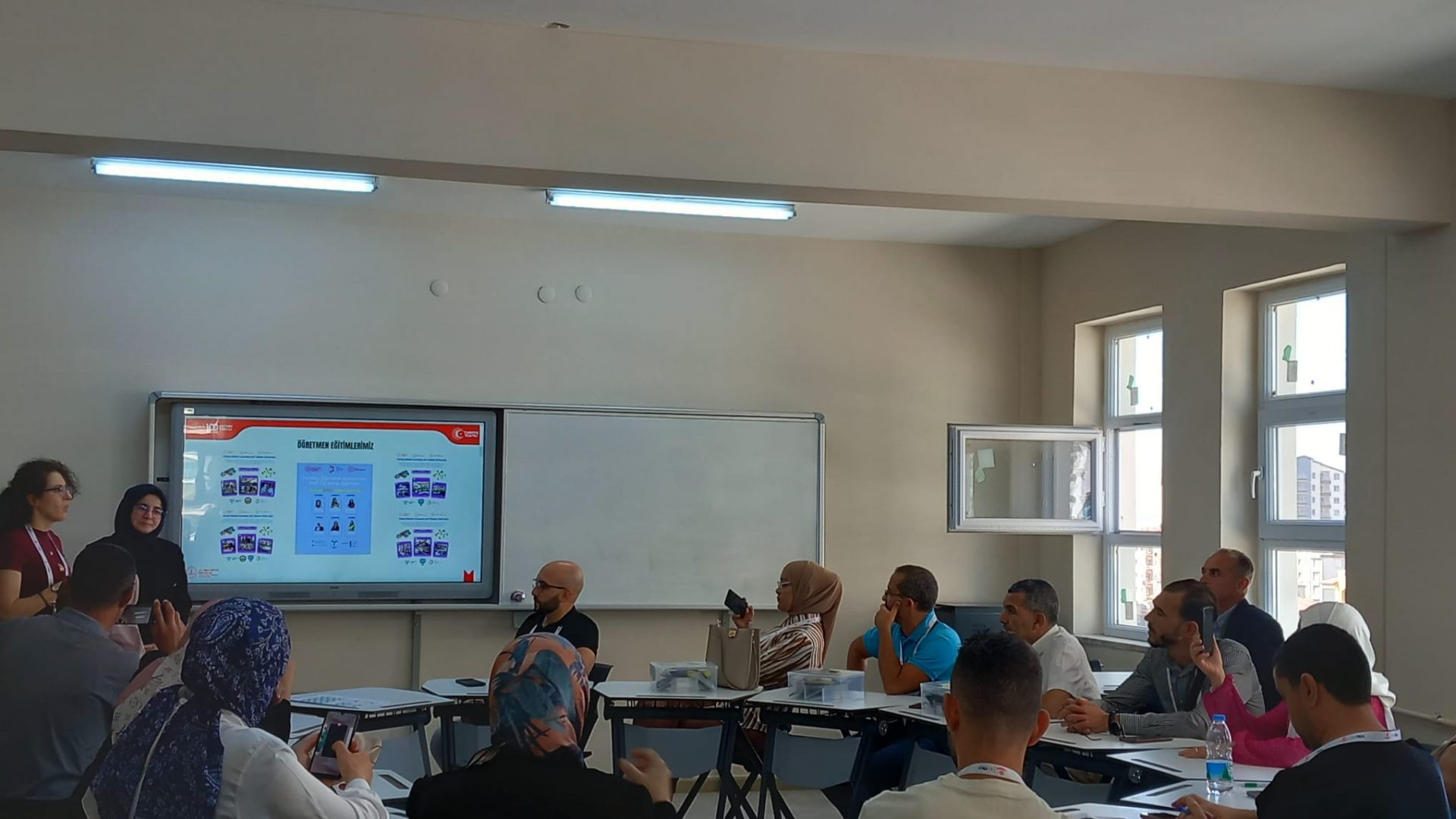 Cezayir’den Gelen Öğretmen ve Akademisyenlerle Gerçekleştirilen Okul Ziyaretinde Yenilikçi Sınıflar Tanıtıldı