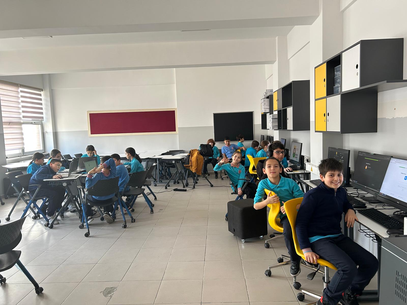 Yenilikçi Sınıfta 3B Teknoloji ile "İlk Dersimiz Bayrak Sevgisi" Uygulaması