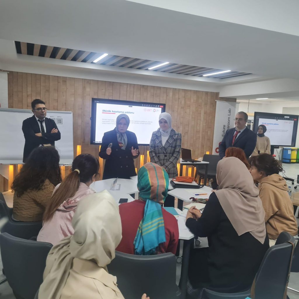 “Yenilikçi Öğrenme Alanlarında Aktif Öğrenme ve İngilizce Öğretimi Çalıştayı” Eğitim Teknolojileri Kuluçka ve İnovasyon Merkezi’nde (ETKİM) düzenlendi.